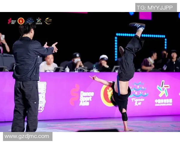上海街舞队在世界攀岩锦标赛中的力量表现引发热议与赞赏 上海街舞队在世界攀岩锦标赛中的力量表现引发热议与赞赏