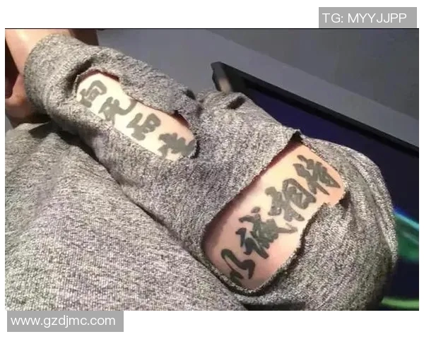 耳后笑脸纹身的足球明星展现个性与魅力的独特风采