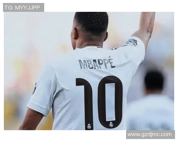 足球明星背影抱球瞬间展现力量与激情的完美结合 足球明星背影抱球瞬间展现力量与激情的完美结合